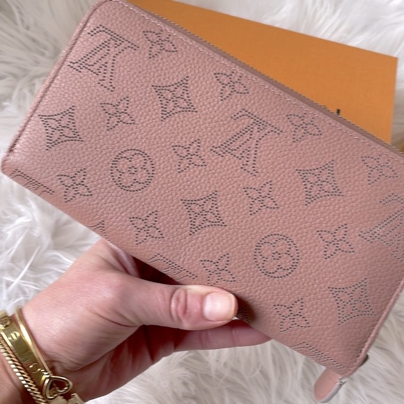 •Louis Vuitton• 🇫🇷 Mahina Zippy Wallet - Picture 7 of 14